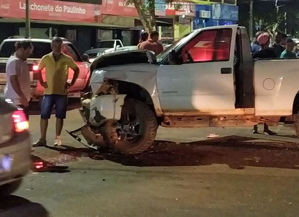 Choque violento entre dois ve�culos em rotat�ria deixa um carro destru�do e tr�s feridos em Juara