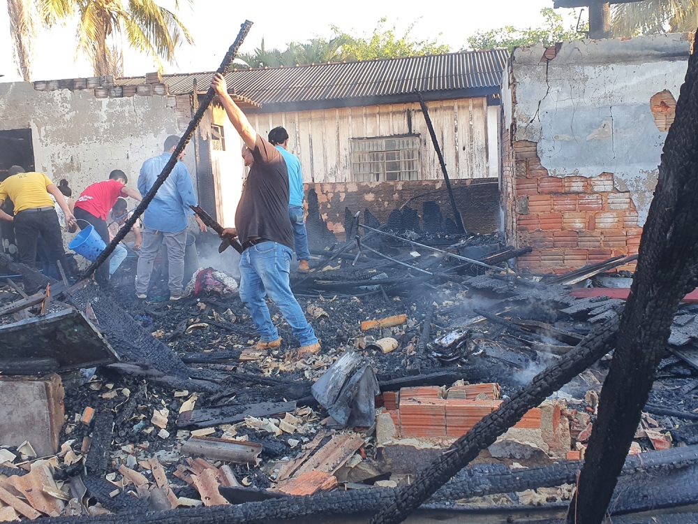 Casa de madeira � totalmente destru�da pelo fogo em Juara.