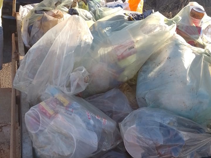 Ap�s sujarem a Rodovia do Vale em festa no s�bado, jovens voltam ao local e limpam a estrada.