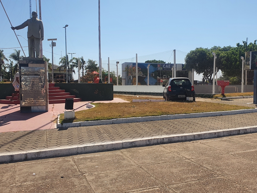Carro invade a Pra�a dos Colonizadores de Juara e passa o dia no interior do logradouro
