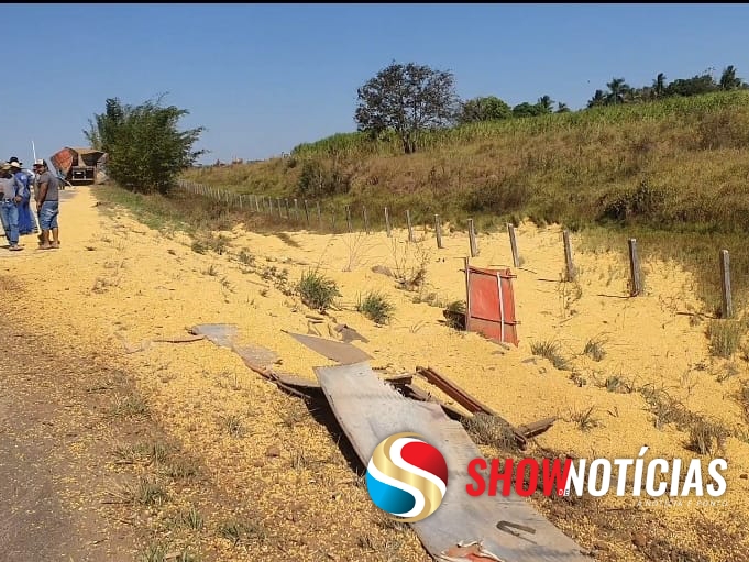 Caminh�o bitrem abre parte da carroceria e derrama cerca de 20T de milho a granel na MT 338.