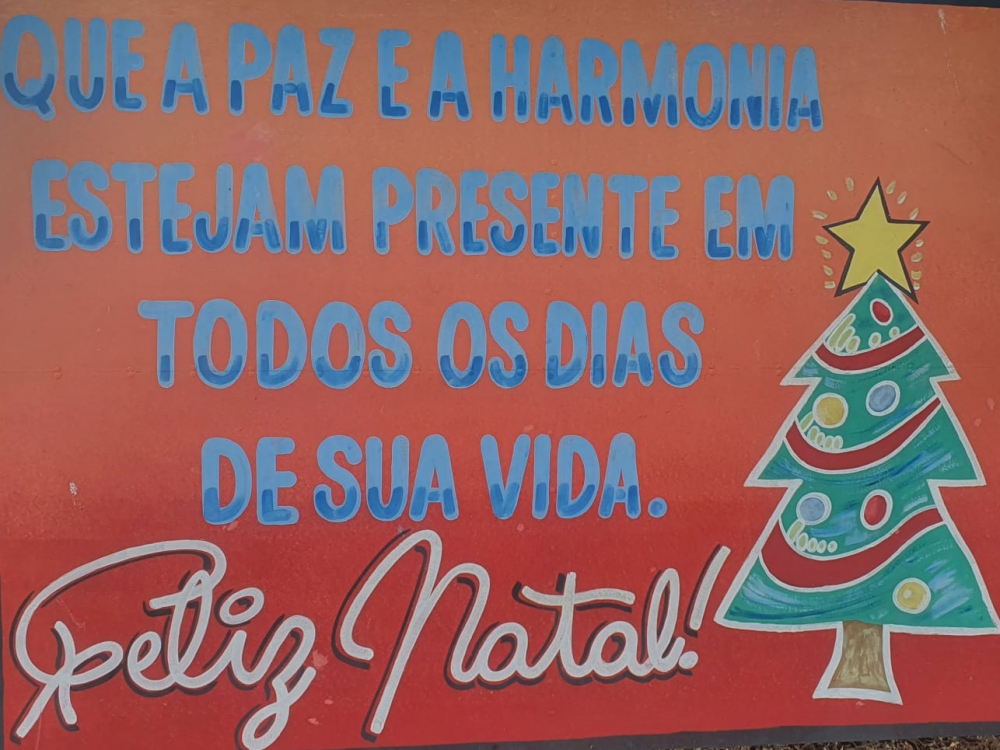 Placa com erro de portugus  mantida no Lago do Geraldo pela prefeitura de Juara.