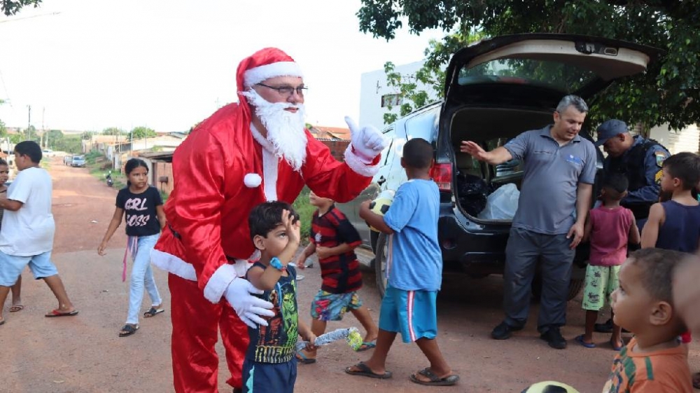 Polcia Militar entrega brinquedos e cestas bsicas em comemorao ao Natal em Mato Grosso