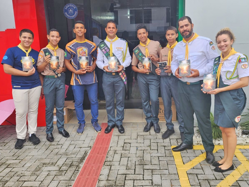 Jovens desbravadores adventistas de Juara distribuem livros para incentivar a leitura e conhecimento de Deus