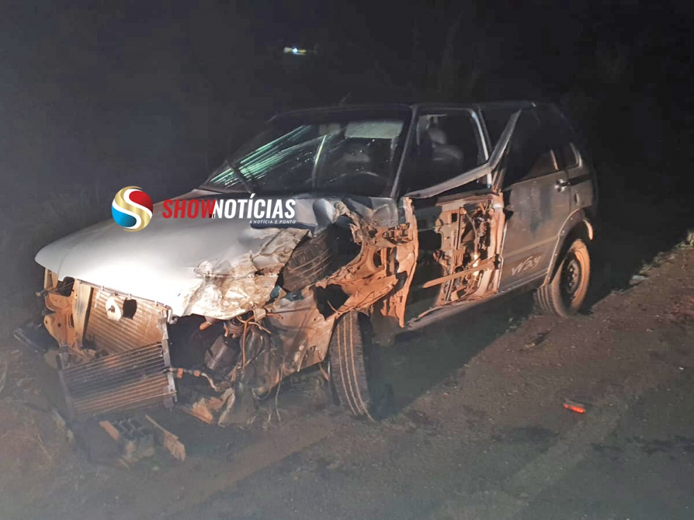 Fiat Uno choca-se contra a lateral de carreta boiadeira na MT 338 em Juara e motorista sai ileso do acidente.