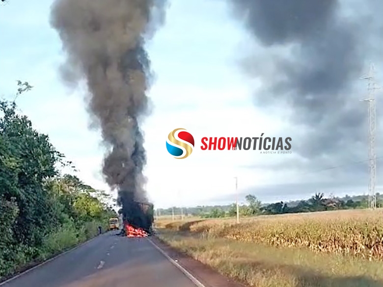 Carreta com cmera frigorifica  destruda pelo fogo na Rodovia do Vale em Juara.