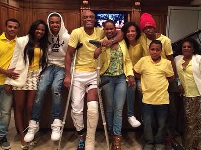 Anderson Silva posta foto com fam�lia e agradece apoio dos f�s