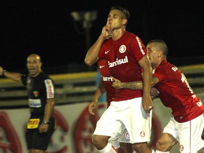 Rafael Moura explica gesto � torcida: 