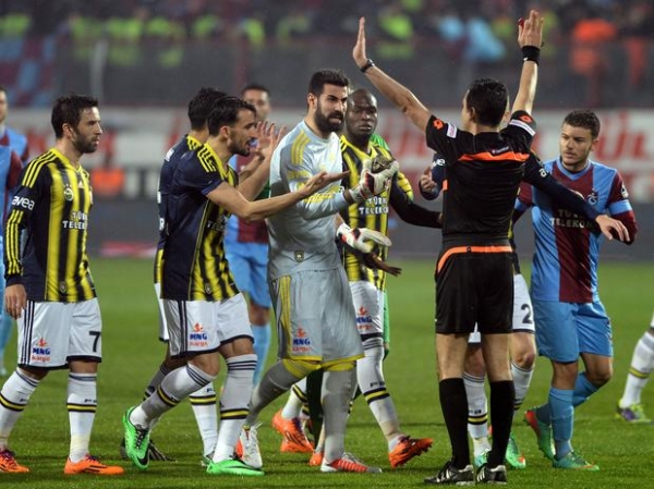 Jogo do Fenerbahce � suspenso devido a lan�amento de objetos