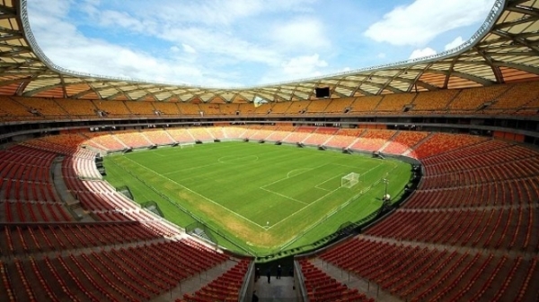 Dez dias ap�s inaugura��o, Arena da Amaz�nia j� tem problemas no gramado