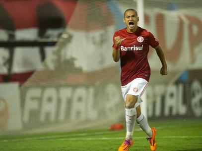 Com 2 de W. Paulista, Inter despacha Caxias e pega Gr�mio
