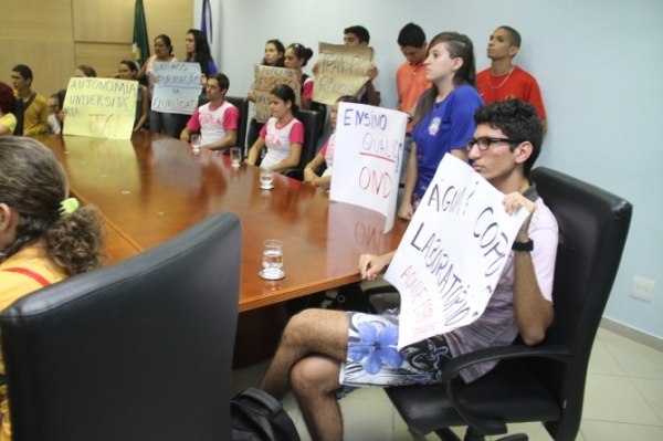 Professores paralisam atividades por tempo indeterminado