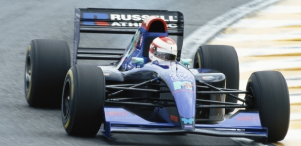 Colegas lamentam esquecimento de piloto que morreu na v�spera de Senna