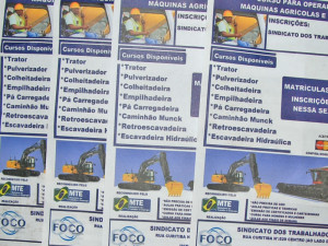 Empresa faz panfletagem e suja a cidade.