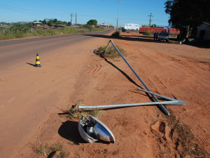 Postes quebrados não são repostos pelos infratores. Isso também é corrupção.