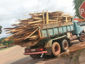 Caminhões com cargas perigosas continuam transitando no centro de Juara.